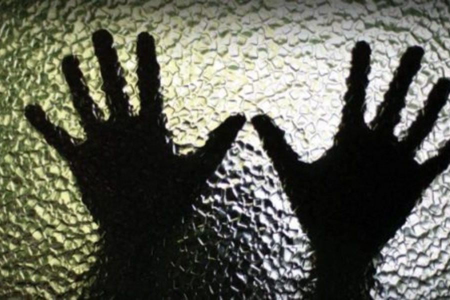 Σοκ στην Κρήτη: Πατέρας βίαζε και εξέδιδε την κόρη του όταν ήταν ανήλικη 