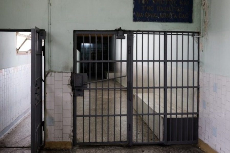 Βόλος: Ξύλο μέχρι λιποθυμίας στις φυλακές