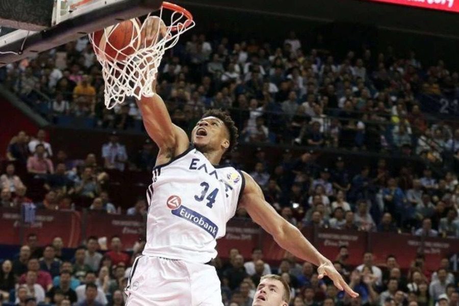 FIBA για Γιάννη Αντετοκούνμπο: «Ο Έλληνας Θεός… φορτώνει»