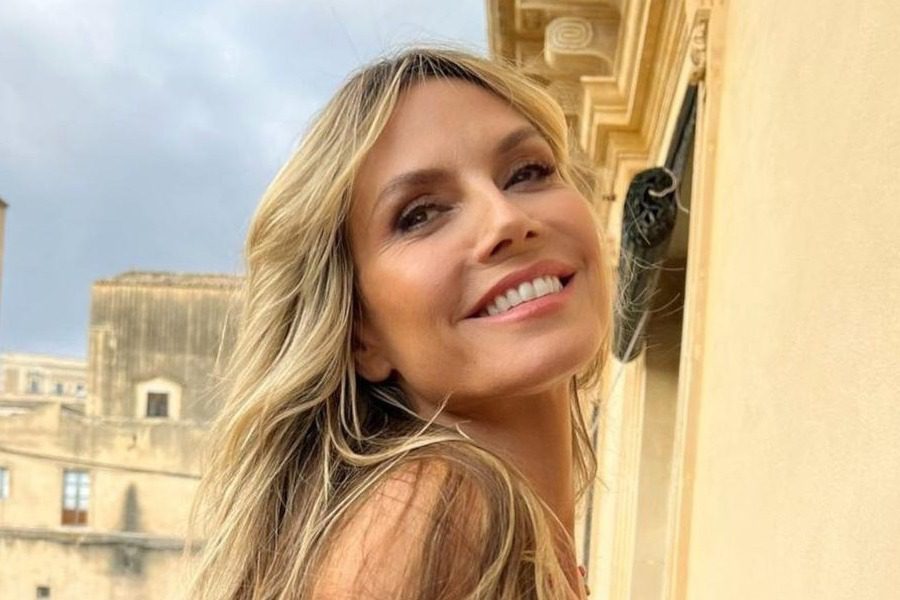 Η Χάιντι Κλούμ τοπλeς φορώντας μόνο το αντηλιακό της