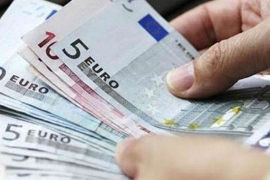 Το απόγευμα ξεκινά η καταβολή της έκτακτης ενίσχυσης των 200 ευρώ