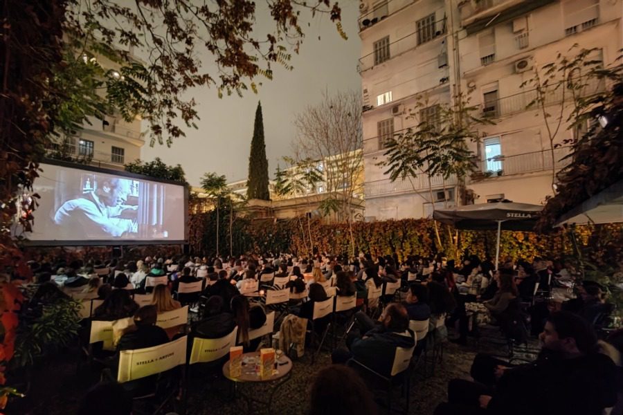 Σε ποιο θερινό σινεμά στην Ελλάδα είδαν χριστουγεννιάτικη ταινία με κουβέρτες και τσάι