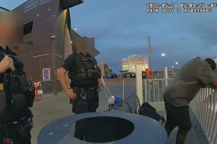 Οργή στις ΗΠΑ: Αστυνομικοί άφησαν άστεγο να πνιγεί