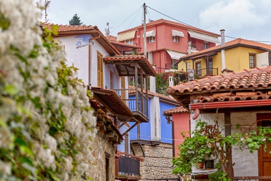 Το χωριό της ορεινής Χαλκιδικής με τα χρωματιστά σπίτια