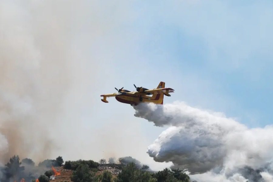 Φωτιά τώρα στο Δίστομο Βοιωτίας, επιχειρούν 2 πετζετέλ και το Erickson Τανάγρας