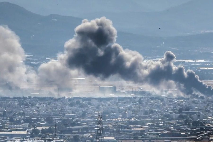 Ασπρόπυργος: Επεκτάθηκε η φωτιά σε εργοστάσιο λιπαντικών 