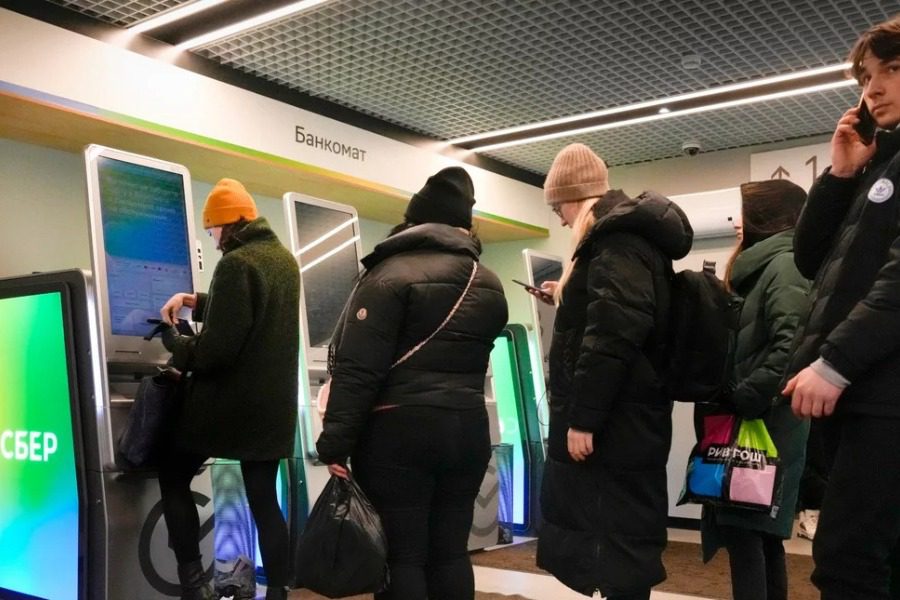 Ρωσία: Ατελείωτες ουρές πολιτών στα ΑΤΜ υπό τον φόβο κατάρρευσης του ρουβλιού