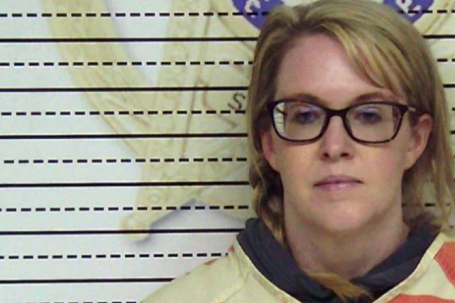 Γυναίκα έκανε σeξ με 9 ανήλικους μαθητές δίνοντάς τους για αντάλλαγμα ηλεκτρονικά τσιγάρα