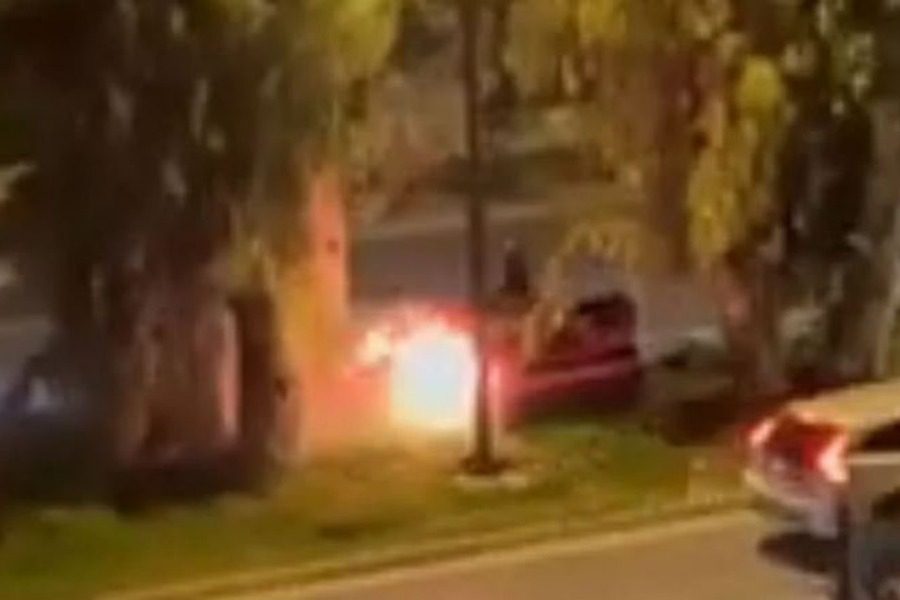 Τροχαίο στη Βούλα: Η στιγμή του απεγκλωβισμού της συζύγου του Τζώρτζη Μονογυιού 