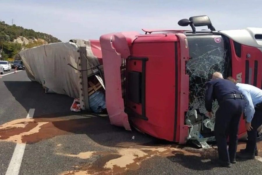 Φωτογραφίες από το ατύχημα στην Εθνική που προκάλεσε το μποτιλιάρισμα