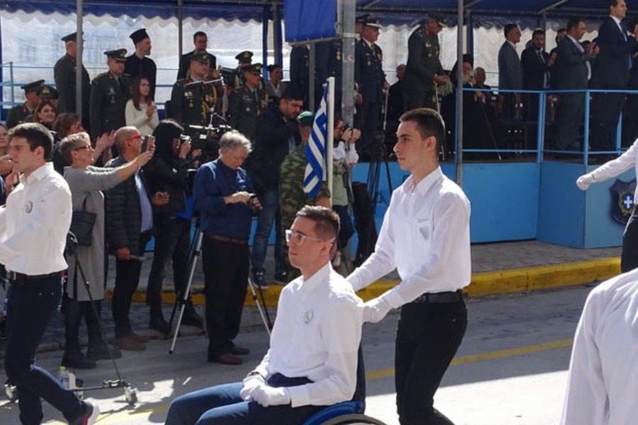 Ο Γιάννης Αβραμίδης παρέλασε με το αμαξίδιό του και τον χειροκρότησε όλη η Βέροια