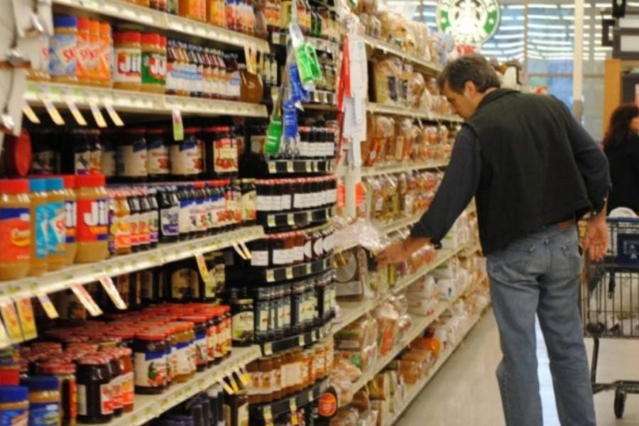Οι καταναλωτές «εξαφανίζουν» τα βασικά τρόφιμα λόγω του πολέμου