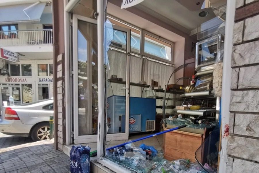 Θεσσαλονίκη: Αυτοκίνητο παρέσυρε δύο νεαρές κοπέλες και κατέληξε σε βιτρίνα ζαχαροπλαστείου