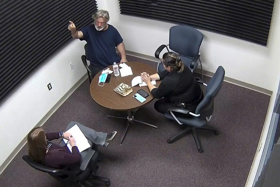 Αλεκ Μπάλντουιν: To βίντεο από την πρώτη ανάκριση μετά το θάνατο της Αλίνα Χάτσινς