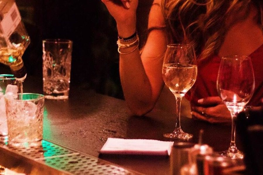 Χαλκιδική: Παρενόχλησε σeξουαλικά και χτύπησε 22χρονη σε μπαρ 