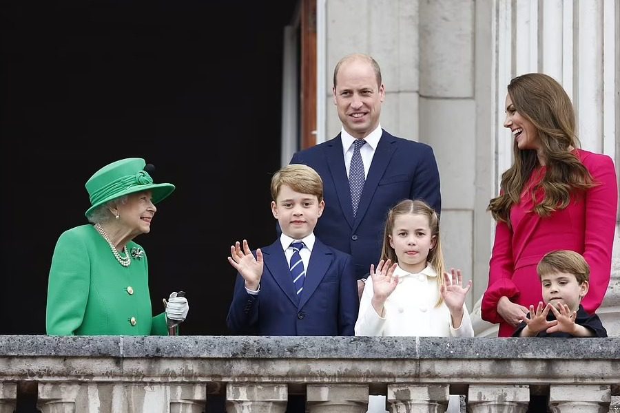 Εμφάνιση‑έκπληξη της βασίλισσας Ελισάβετ την τελευταία ημέρα εορτασμών του Πλατινένιου Ιωβηλαίου