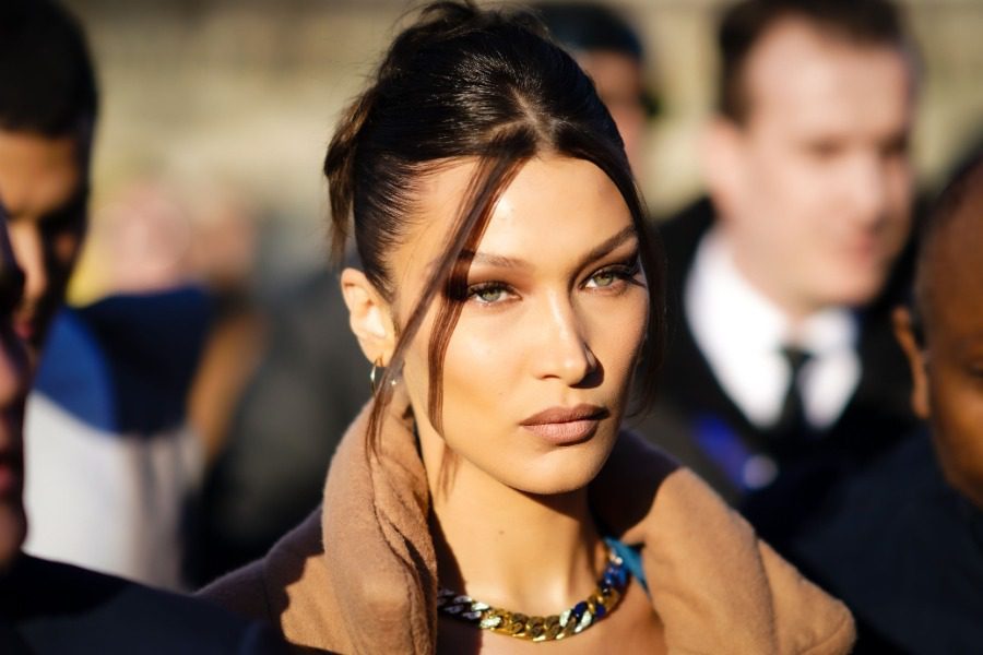 Bella Hadid: Εξηγεί γιατί ανεβάζει selfies που την δείχνουν να κλαίει