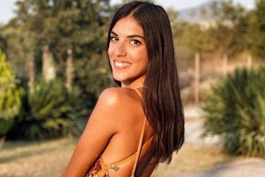 Αννα Μαρία Βέλλη: Διαβάζει ολόγυμνη το βιβλίο της 