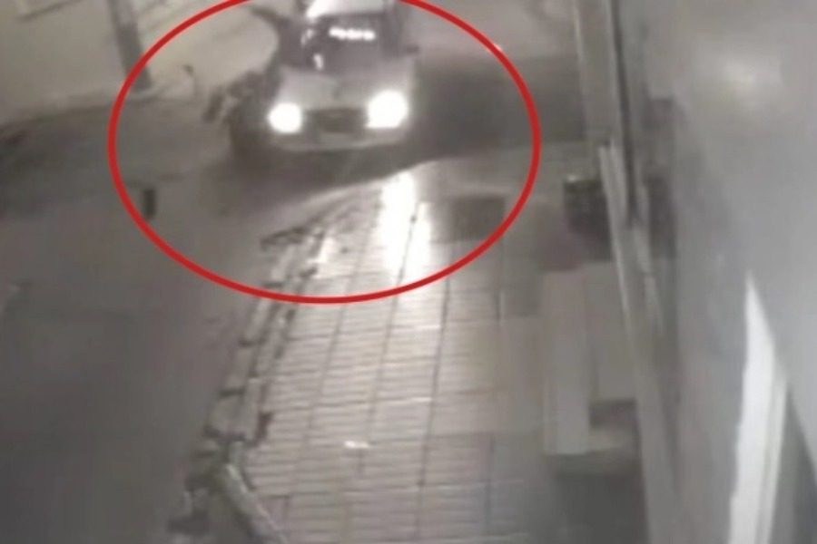 Βίντεο ‑ Χανιά: Ντελιβεράς γλίτωσε από θαύμα όταν καρφώθηκε πάνω σε αυτοκίνητο