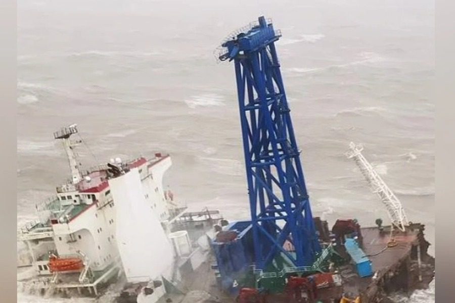 Θρίλερ στο Χονγκ Κονγκ: Τεράστιο πλοίο έσπασε στη μέση και βυθίστηκε - Δεκάδες οι αγνοούμενοι | e-sterea.gr