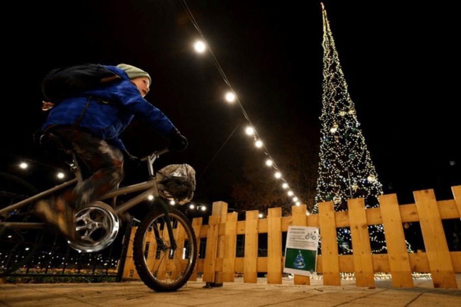 Βουδαπέστη: Ανθρωποι κάνουν ποδήλατο για να φωτίζει το χριστουγεννιάτικο δέντρο