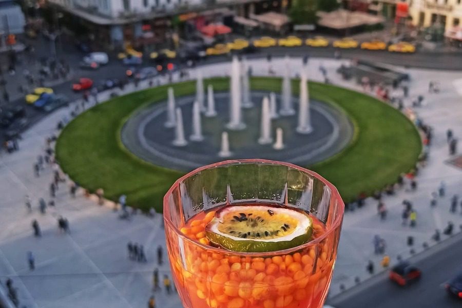 6 Αθηναϊκά rooftop Bars ξενοδοχείων σε καλούν για ποτό με θέα