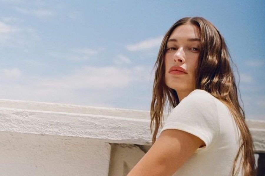 Tο makeup trick της Hailey Bieber για ζουμερά χείλη που ψάχνουν όλες τώρα