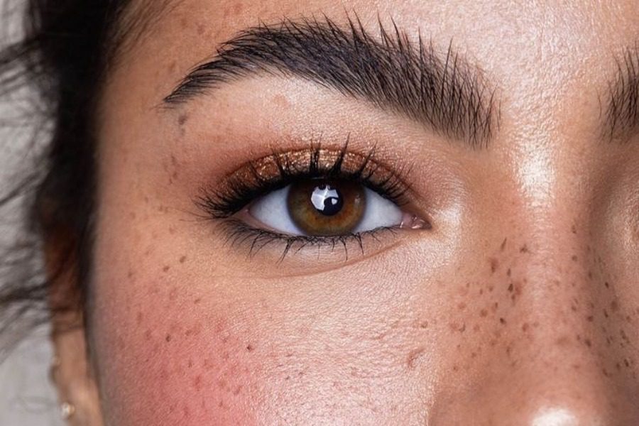 Οι ειδικοί μίλησαν: αυτό το trend στα φρύδια που δεν φεύγει με τίποτα από τις ζωές μας