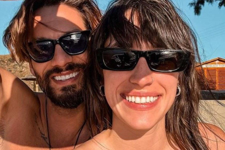 Με δαντελωτά κόκκινα εσώρουχα η Ραφαέλα Ψαρρού εύχεται Καλές Γιορτές