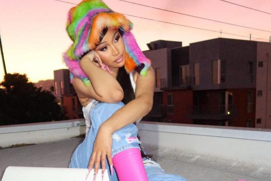 Δες το μανικιούρ της Cardi B που συνδυάζει 2 ασυνήθιστα nail trends 