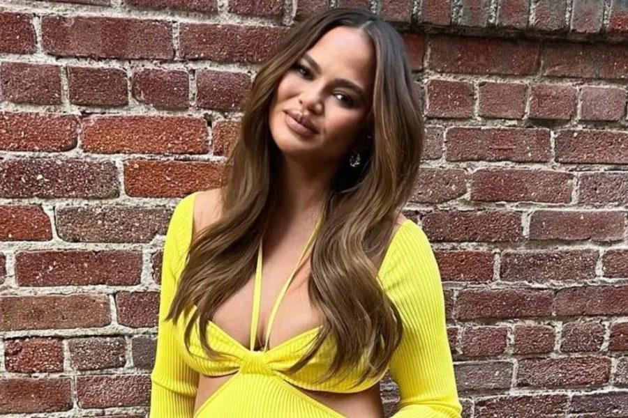 Chrissy Teigen: Ποζάρει γυμνή στον καθρέφτη, λίγο πριν φέρει στον κόσμο το τρίτο της παιδί