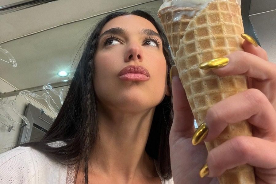 Chrome nails: Η τάση στα νύχια που προτιμούν οι celebrities