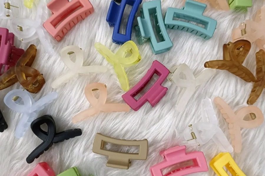 Αυτά είναι τα 90s hair accessories που τρέχουν όλες να αγοράσουν 