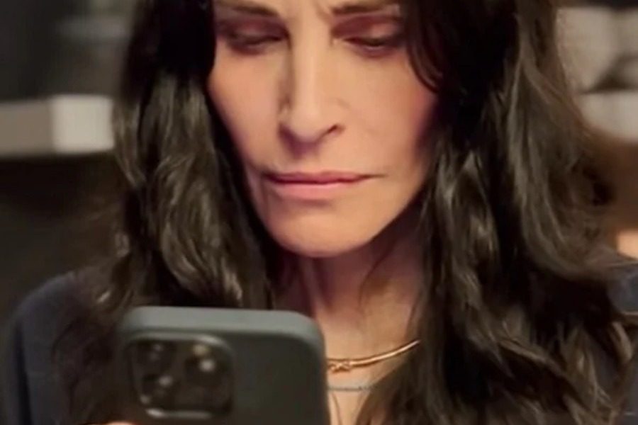 Η αντίδρασή της Courtney Cox στo σχόλιο του Kanye West ότι τα «Φιλαράκια δεν ήταν αστεία»