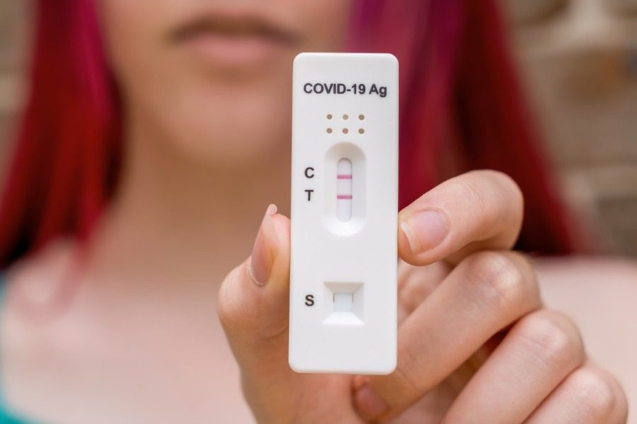 Εκτοξεύθηκαν στις 25.566 τα νέα κρούσματα 