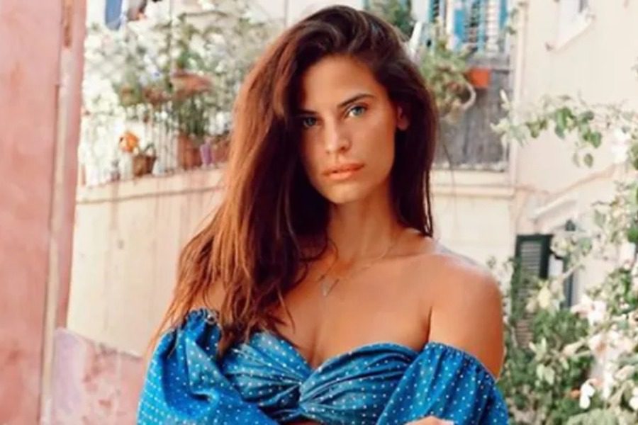 Χριστίνα Μπόμπα : Ποζάρει με κολάν και crop top δείχνοντάς μας τις σeξι καμπύλες της