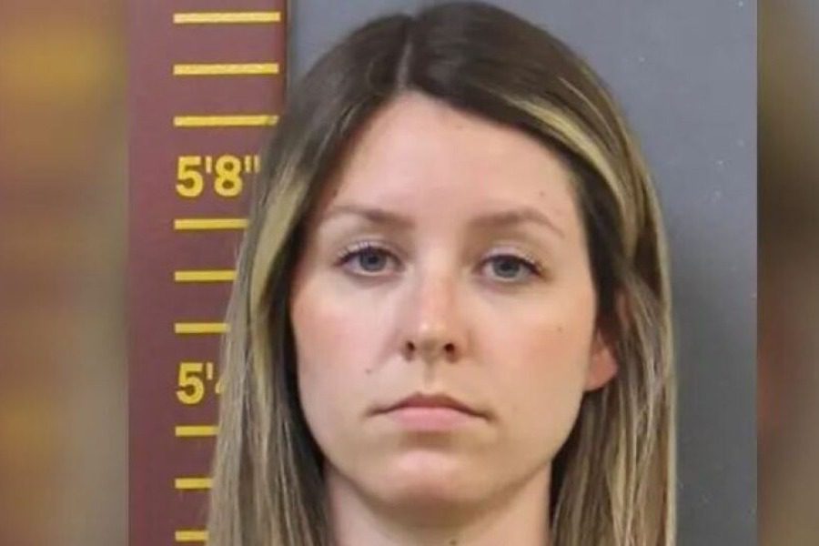 Καθηγήτρια έκανε σeξ με μαθήτρια και συνελήφθη όταν την κάρφωσε ο σύζυγός της