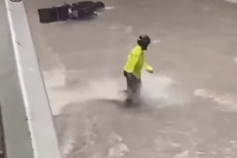 Σοκαριστικό βίντεο: Ορμητικά νερά παρασύρουν διανομέα στη Θεσσαλονίκη