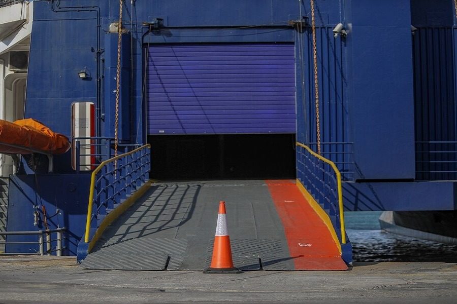 Δεμένα τα πλοία στο λιμάνι του Πειραιά λόγω 24ωρης απεργίας