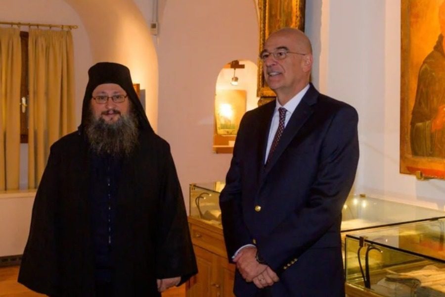 Με τραύματα στη μύτη και στα δόντια ο Νίκος Δένδιας μετά το λιποθυμικό επεισόδιο