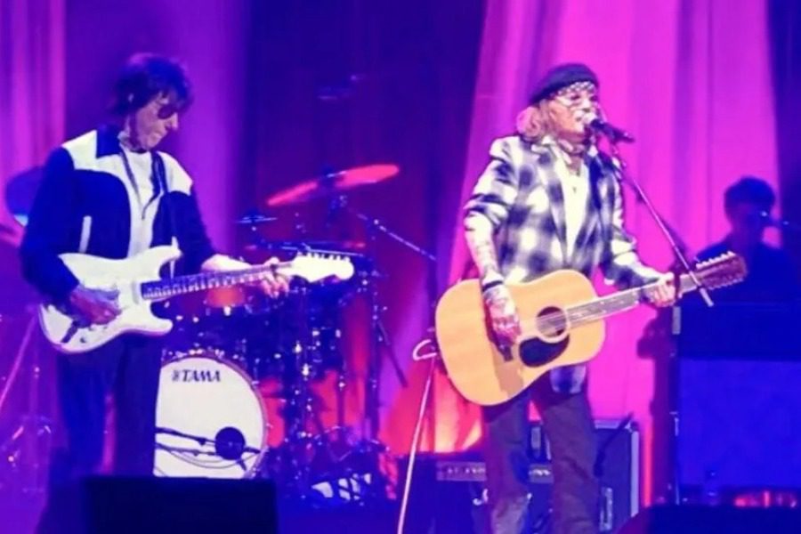 Johnny Depp: Ανέβηκε στη σκηνή και εξέπληξε τους πάντες 