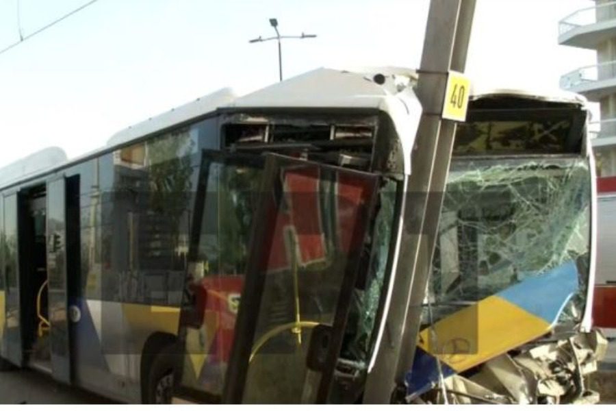 Λεωφορείο γεμάτο επιβάτες «καρφώθηκε» σε κολώνα στην παραλιακή