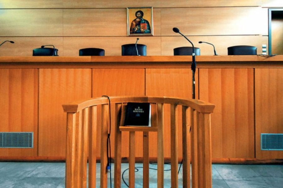 Ναύπλιο: Αδιανόητο! Κατηγορούμενος για οπλοφορία εμφάνισε… όπλο σε δικαστές