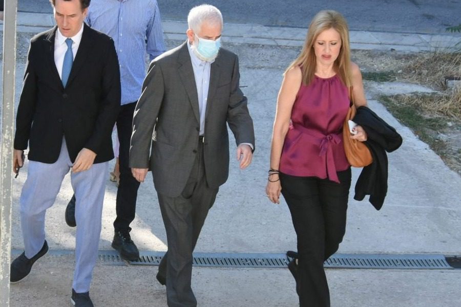 Πέτρος Φιλιππίδης: Φραστική επίθεση έξω από τα δικαστήρια