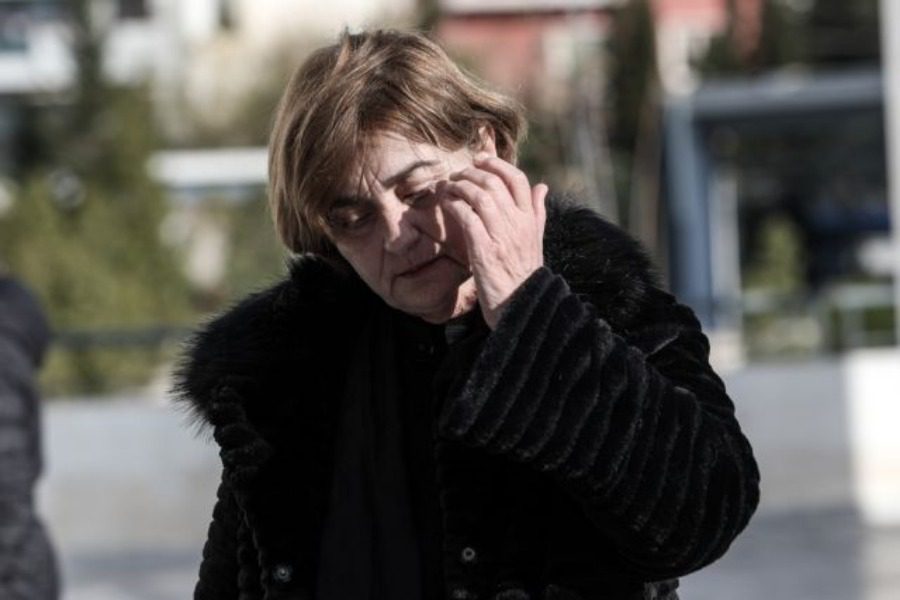 Σπαρακτική φωτογραφία: Αγκαλιά η μητέρα της Τοπαλούδη με τη μητέρα της Γαρυφαλλιάς