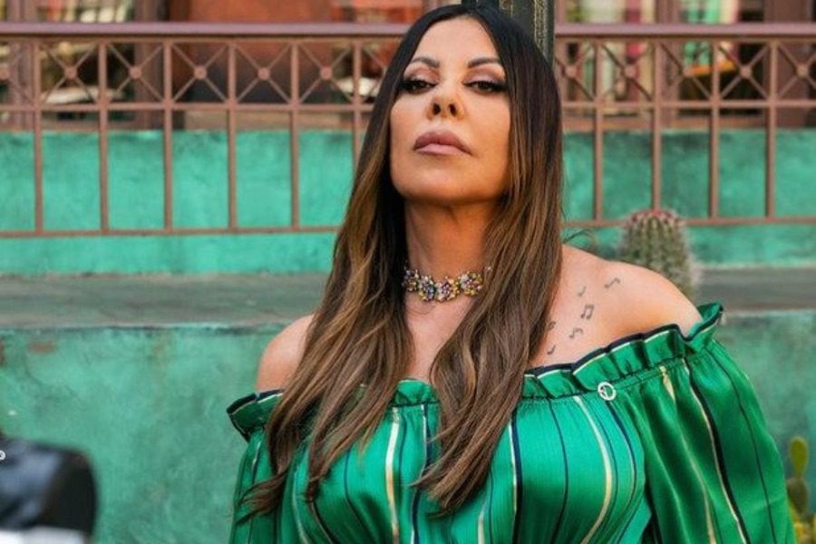 Αντζελα Δημητρίου: Ποζάρει με μαγιό στα 67 της και μαγεύει τα πλήθη