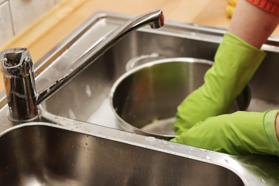 Πώς να πλύνετε τα πιάτα πιο γρήγορα και πιο εύκολα