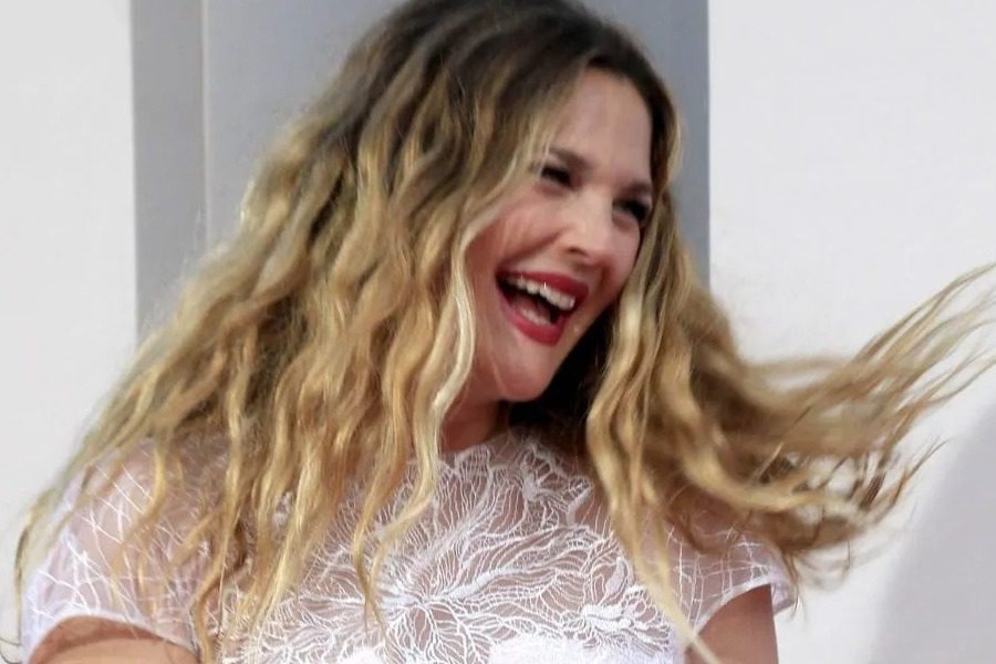 Drew Barrymore: «Έχω δοκιμάσει τα πάντα στο σeξ»