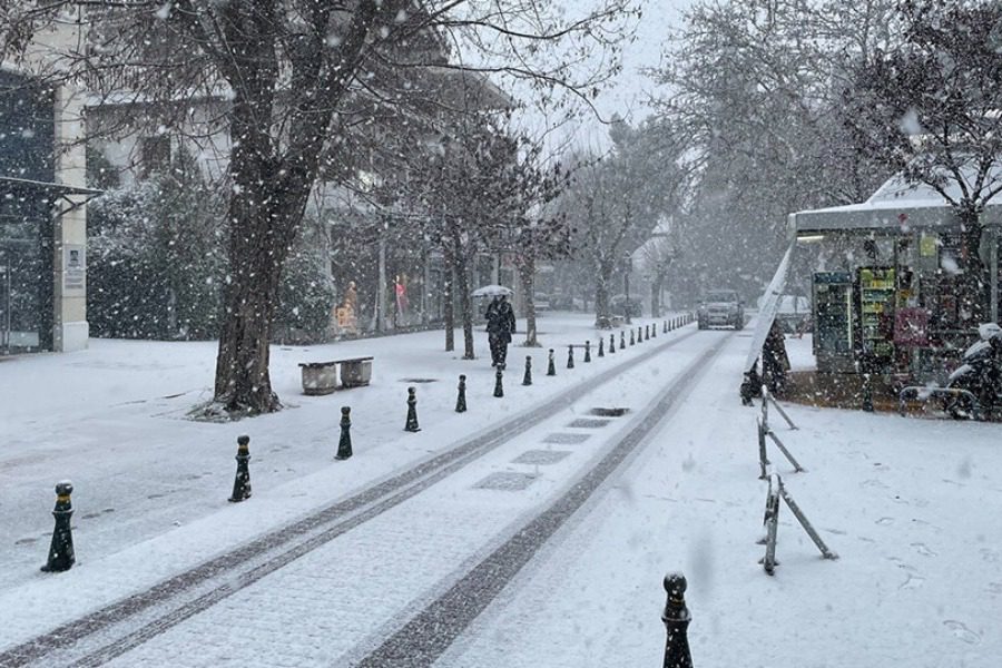 Χιονίζει και στο κέντρο της Αθήνας ‑ Ποιοι δρόμοι είναι κλειστοί
