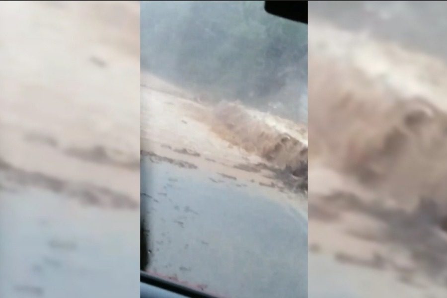 Η στιγμή που κόβεται η κυκλοφορία σε δρόμο από ορμητικό χείμαρρο στην Ξάνθη